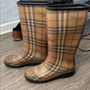 Burberry rain boots size kids size 37 size 4